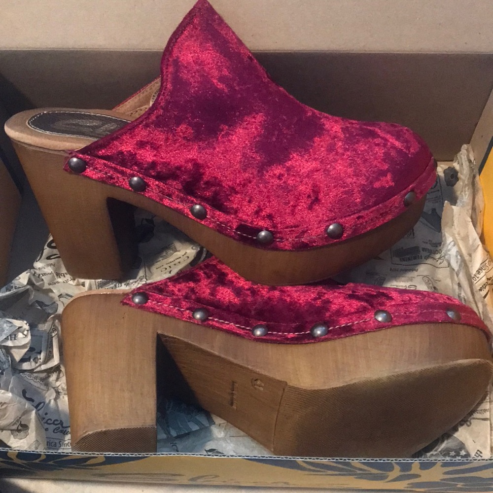 Sbicca glitzy velvet clog